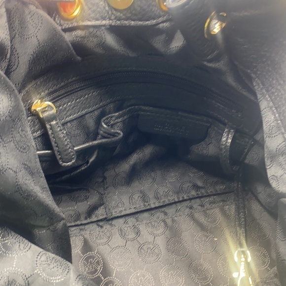 Michael Kors - Camden Black Pebbled Leather Shoulder Handbag With Snap Closure - Picture 10 of 16